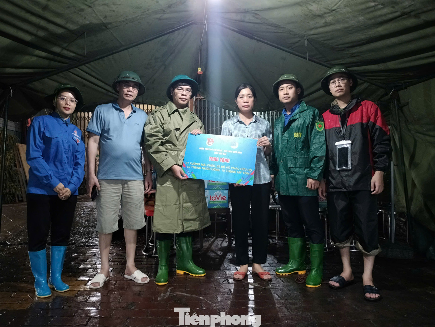 Tỉnh Đoàn Yên Bái trao hỗ trợ nhu yếu phẩm cho các xã, phường bị ngập úng trên địa bàn thành phố Yên Bái.