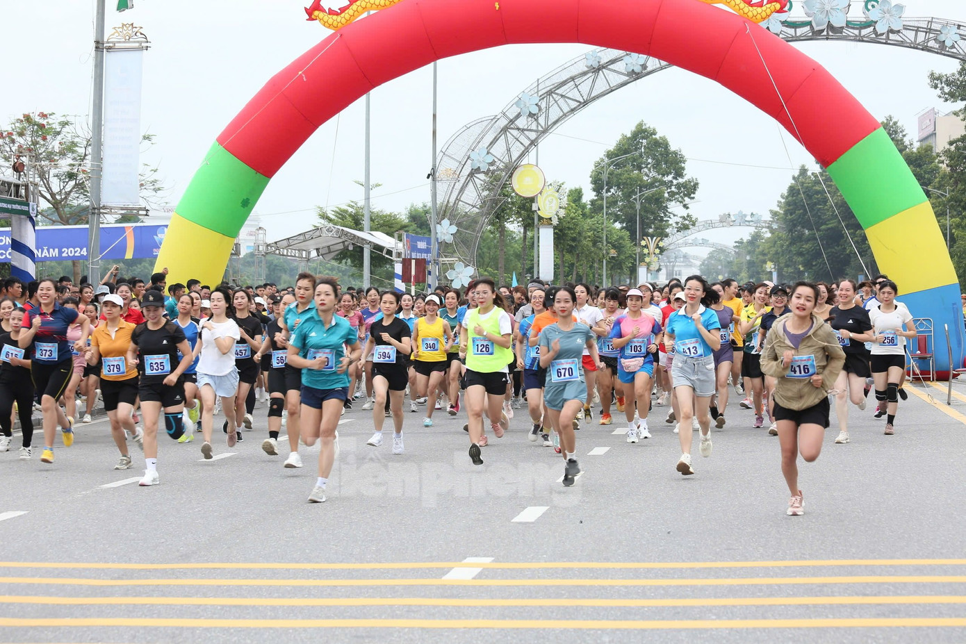 Các vận động viên nữ tham gia chạy với cự ly 3km. Các vận động viên nữ tham gia chạy với cự ly 3km.