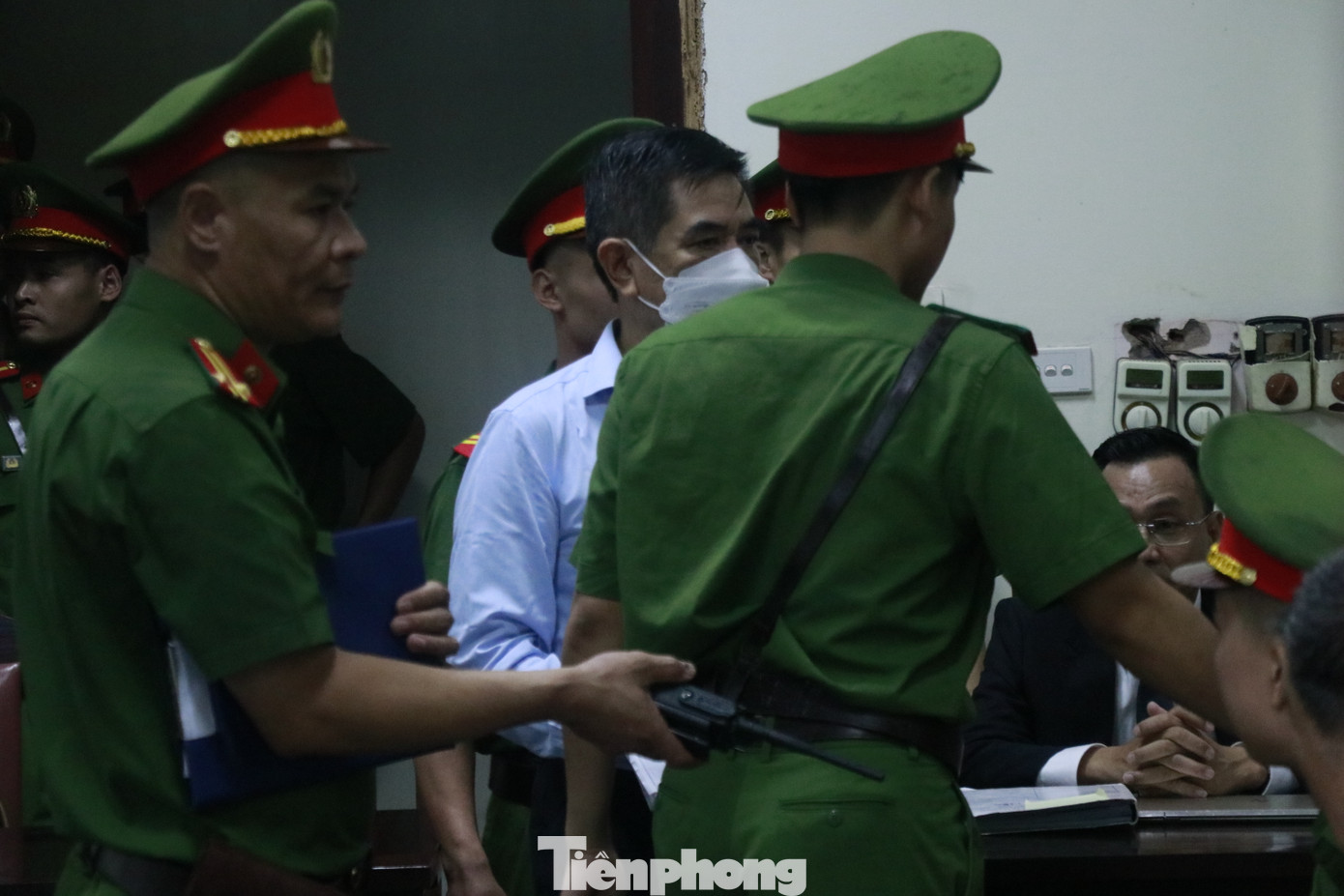 Bị cáo Doãn Văn Hưởng (áo trắng). Bị cáo Doãn Văn Hưởng (áo trắng).