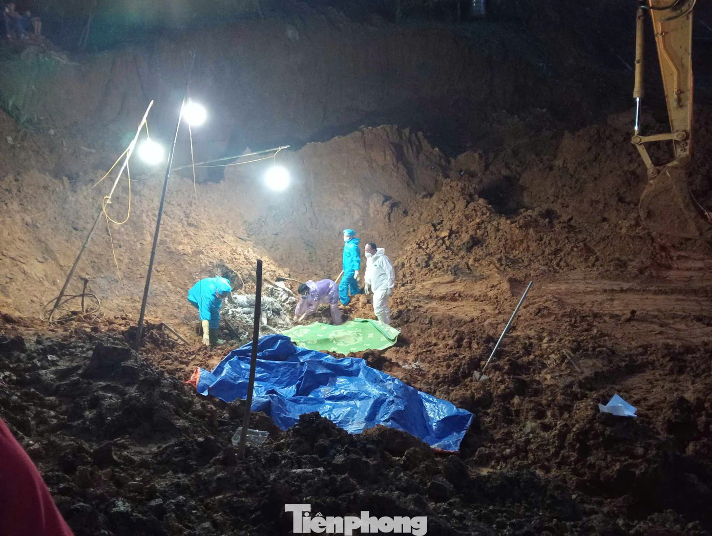 Lực lượng chức năng đưa thi thể nạn nhân ra khỏi hiện trường để bàn giao cho gia đình lo hậu sự. Lực lượng chức năng đưa thi thể nạn nhân ra khỏi hiện trường để bàn giao cho gia đình lo hậu sự.