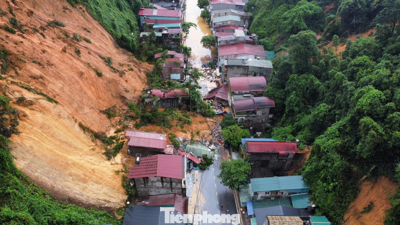 Sau mưa lũ, hàng trăm điểm sạt lở trên địa bàn Yên Bái khiến hàng chục người tử vong.