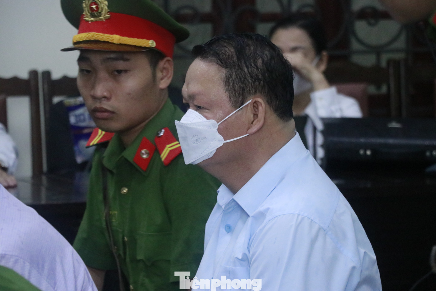 Cựu Bí thư Tỉnh ủy Lào Cai mặc áo sơ mi trắng, đeo khẩu trang và được bố trí ngồi ở hàng ghế thứ hai. Cáo trạng của Viện KSND tỉnh Lào Cai truy tố ông Nguyễn Văn Vịnh tội "Lợi dụng chức vụ, quyền hạn trong khi thi hành công vụ".