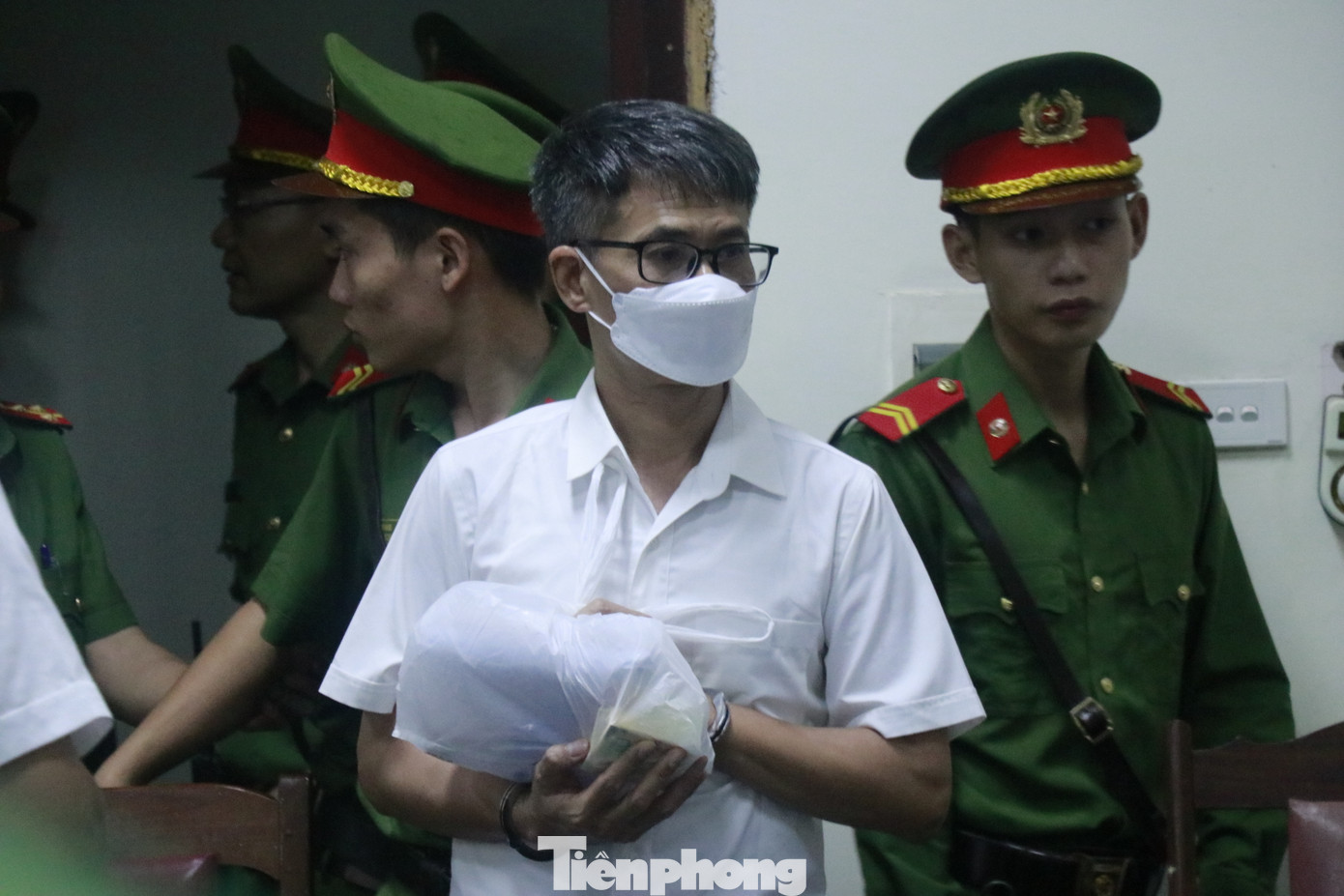 Cùng bị truy tố về tội "Lợi dụng chức vụ quyền hạn trong khi thi hành công vụ" còn có các bị cáo nguyên là Chủ tịch UBND tỉnh Lào Cao, Chủ tịch UBND huyện Mường Khương, lãnh đạo Sở Tài nguyên và Môi trường.