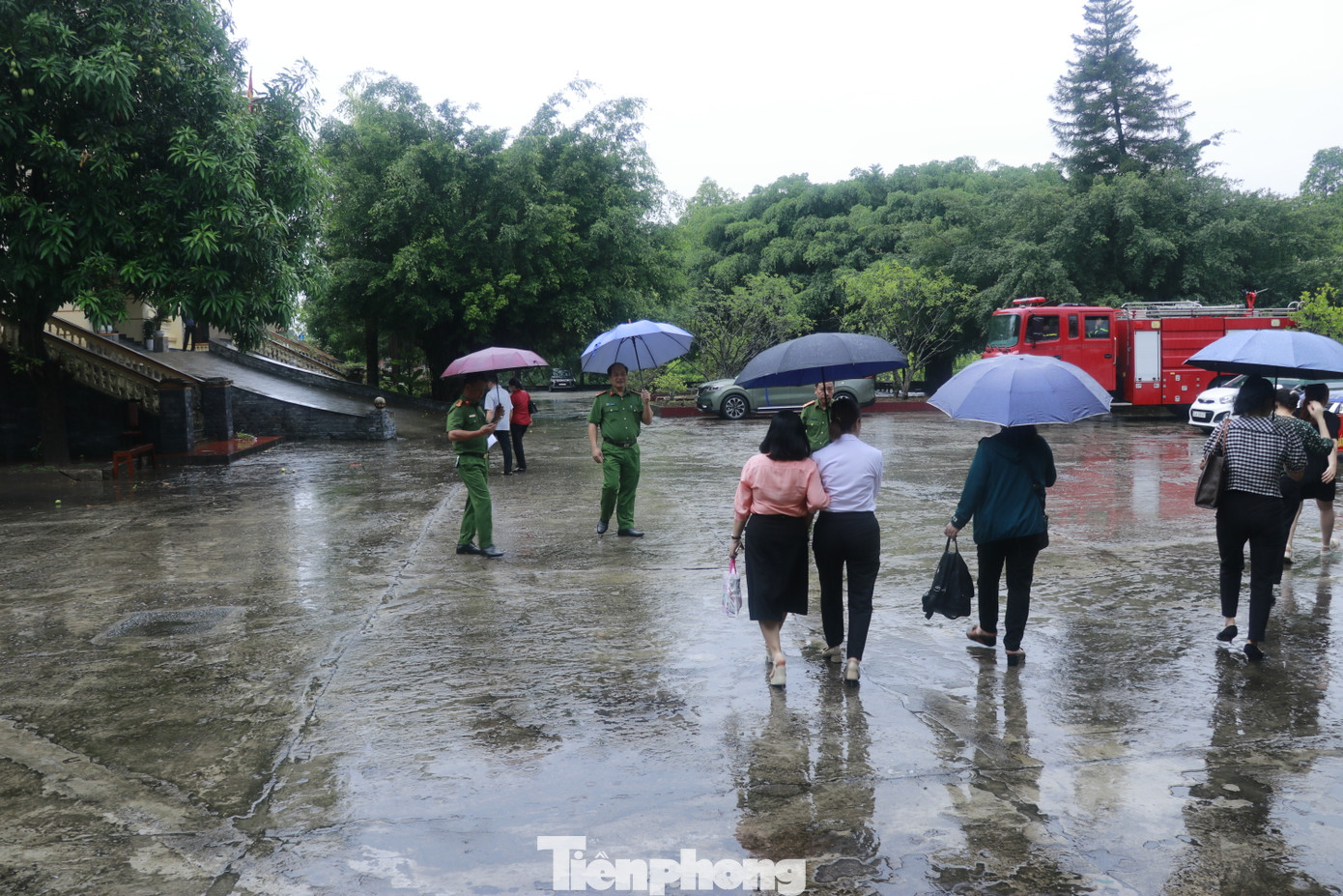 Người nhà các bị cáo có mặt từ sớm và được hướng dẫn vào dự ở phòng xét xử số 2.