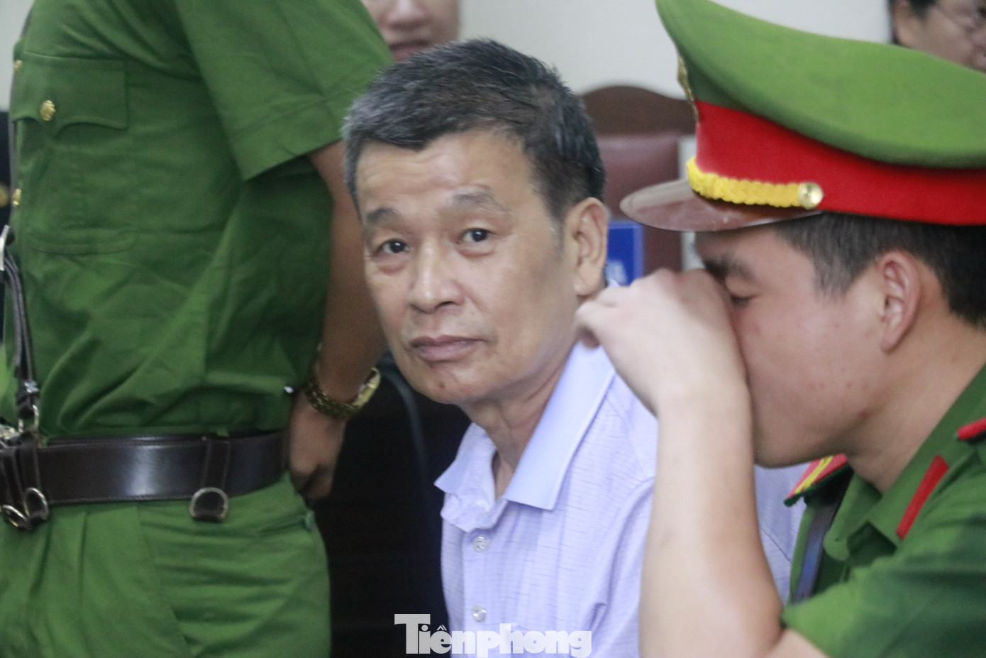 Bị cáo Nguyễn Mạnh Thừa – Giám đốc Công ty TNHH XD TM Lilama bị truy tố về tội “Vi phạm qui định về nghiên cứu, thăm dò, khai thác tài nguyên” và “rửa tiền”. Bị cáo Nguyễn Mạnh Thừa được sắp xếp ngồi hàng đầu tiên trong phòng xử án.