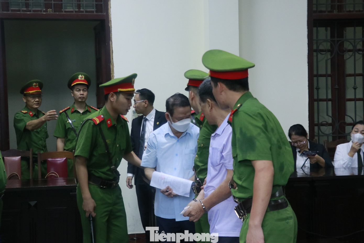 Bị cáo Nguyễn Văn Vịnh (đeo khẩu trang) được dẫn giải vào phòng xét xử ngay sau Nguyễn Mạnh Thừa.