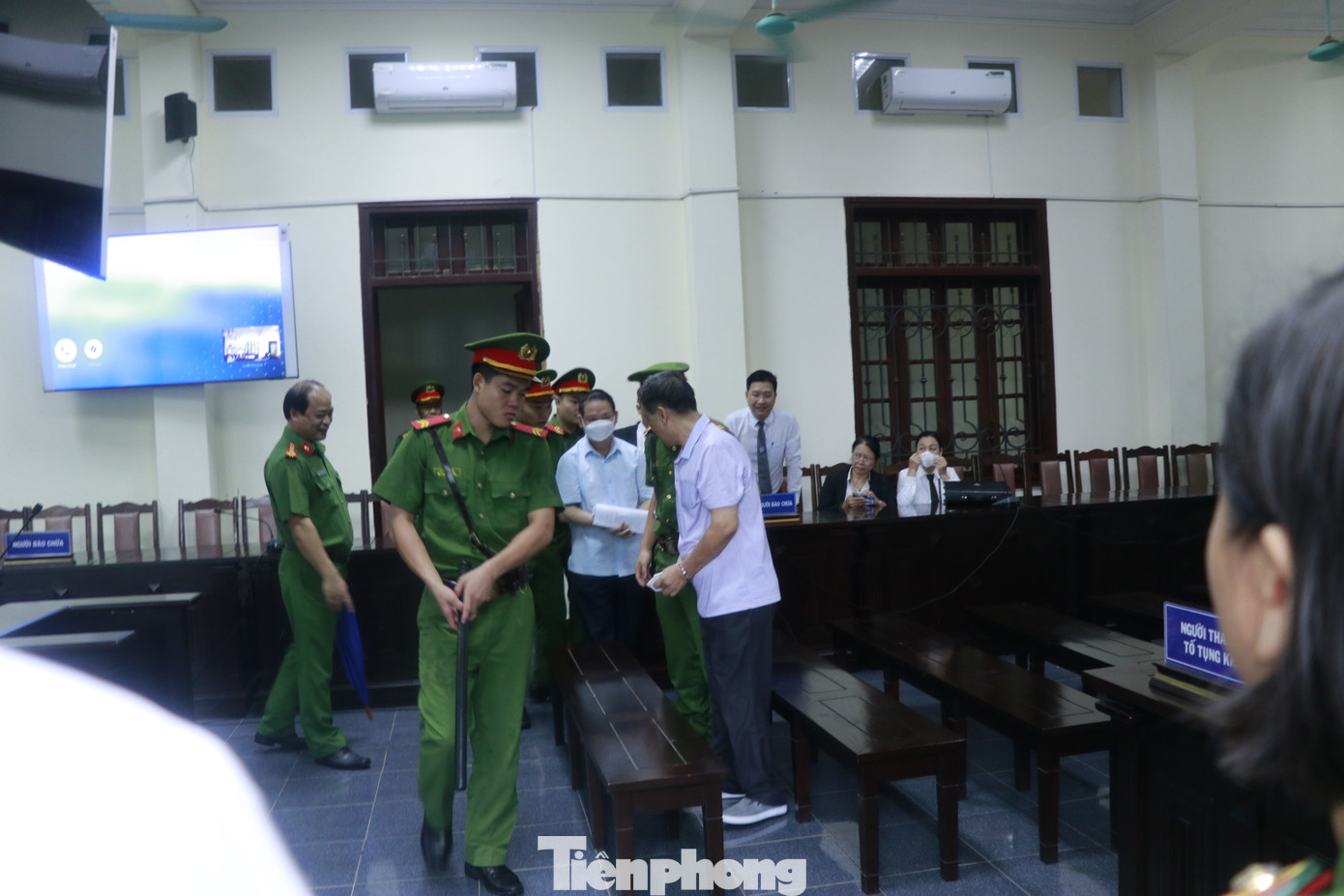 Khoảng 7h30, các bị cáo được dẫn giải vào khu vực xét xử tại phòng xét xử số 1.