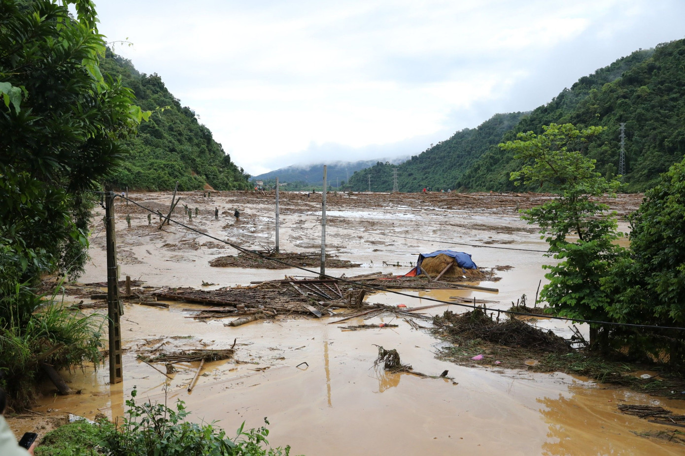 Ông Ngô Xuân Chinh, Phó Chủ tịch Thường trực UBND huyện Điện Biên cho biết: "Hiện, các lực lượng chức năng đang chia làm 2 mũi, mũi thứ nhất tổ chức tìm kiếm những người hiện còn đang mất tích. Mũi thứ hai tổ chức di dời tài sản của những hộ gia đình có khả năng bị sạt lở tiếp theo nếu như tiếp tục có mưa lớn xảy ra. Đồng thời tổ chức thăm hỏi, động viên, giúp đỡ cùng gia đình lo hậu sự cho những người đã mất".