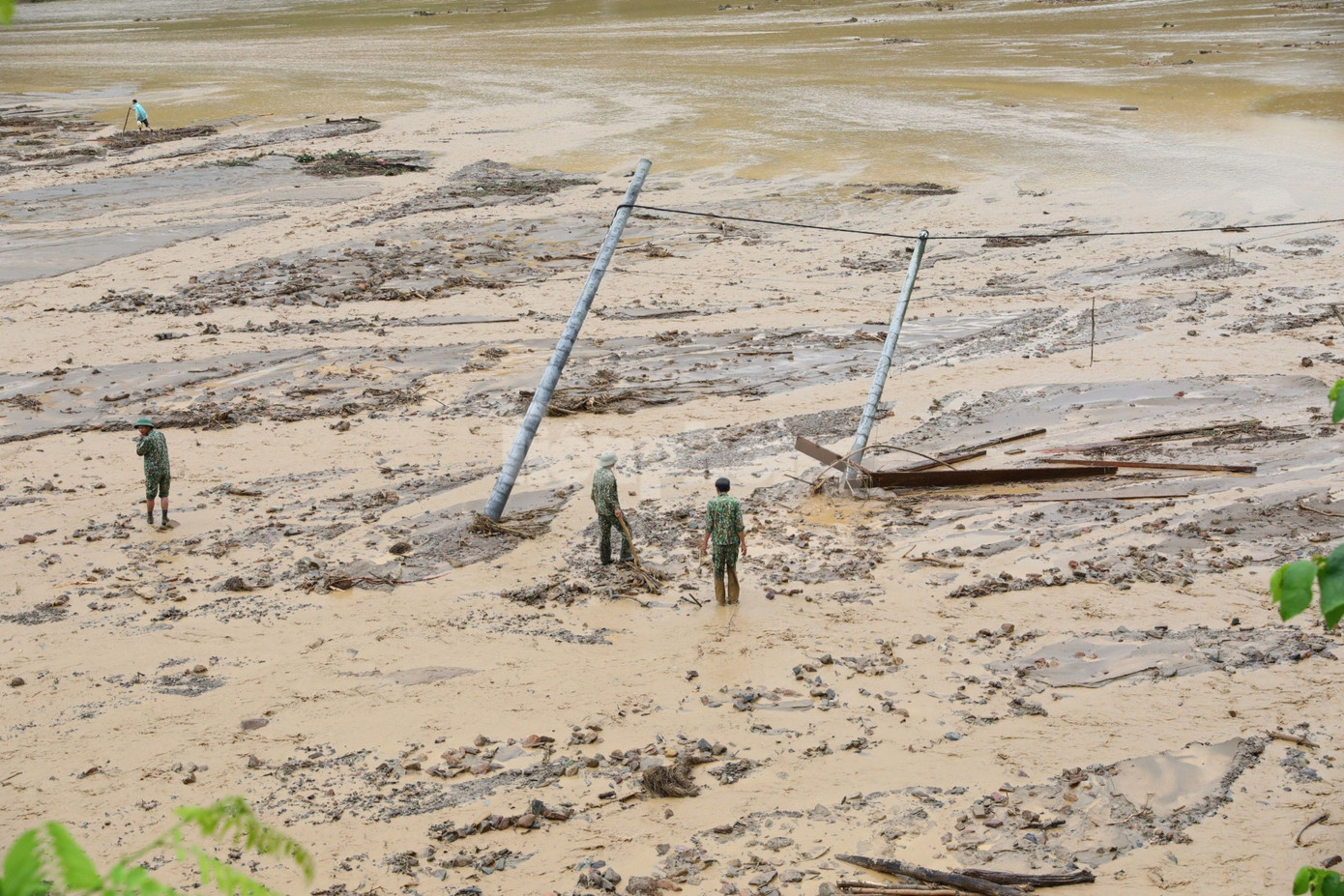 Hàng chục ha ruộng vườn của người dân bị tàn phá nặng nề, đường sá bị chia cắt nhiều đoạn, trên đồi nhiều vị trí sạt trượt, có nguy cơ tiếp tục sạt trượt cao.