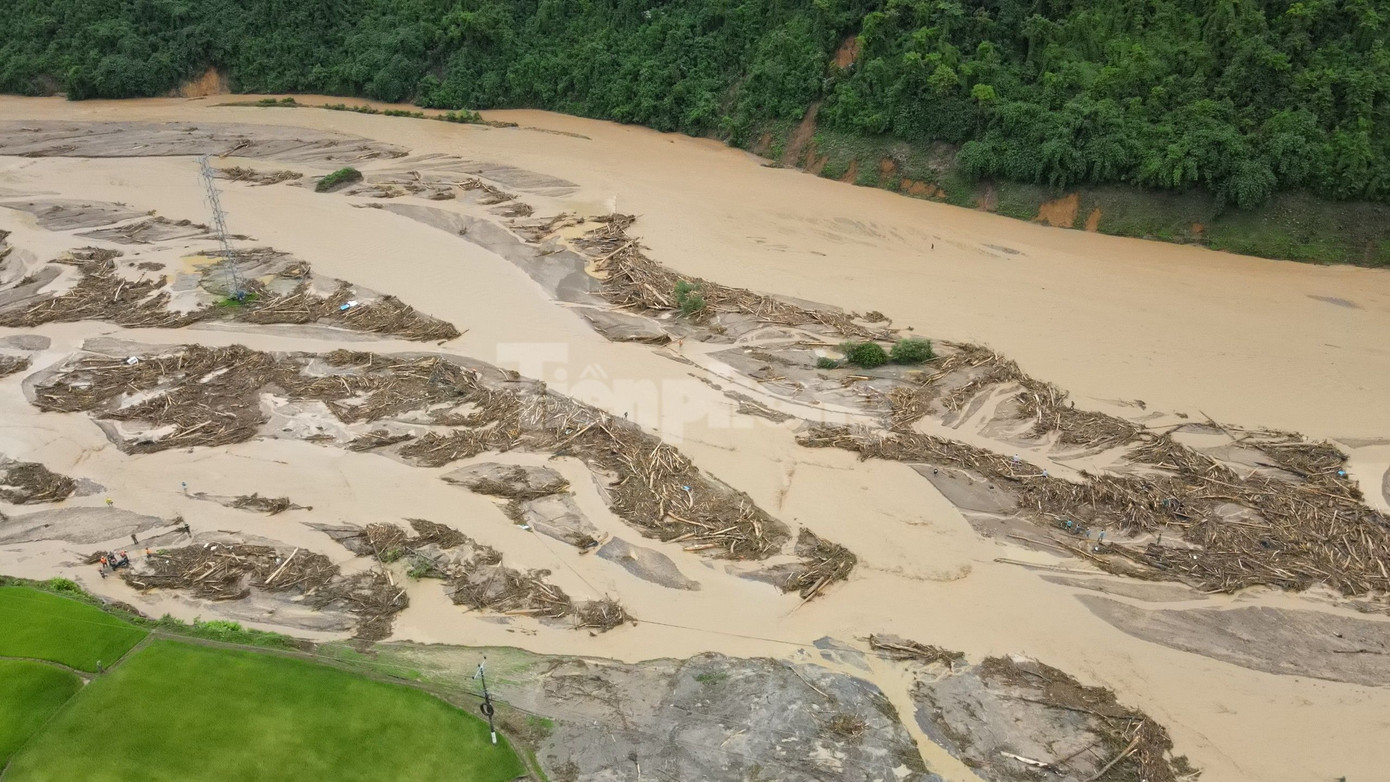 Các lực lượng công an, quân đội, biên phòng đã phải tăng cường hàng trăm người xuống hiện trường, huy động nhiều máy móc, phương tiện để tìm kiếm các nạn nhân mất tích, di dời tài sản cho người dân.