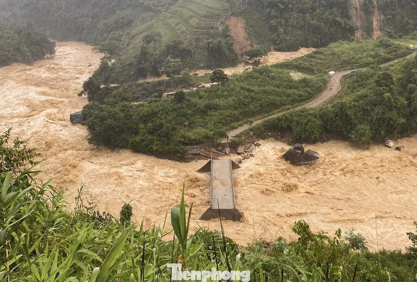 Cầu Gái Bản nối liền Chống Tầu sang Pá Hu bị trôi 2 mố cầu không lưu thông được, mưa lũ lớn khiến việc tiếp cận, khắc phục gặp nhiều khó khăn.