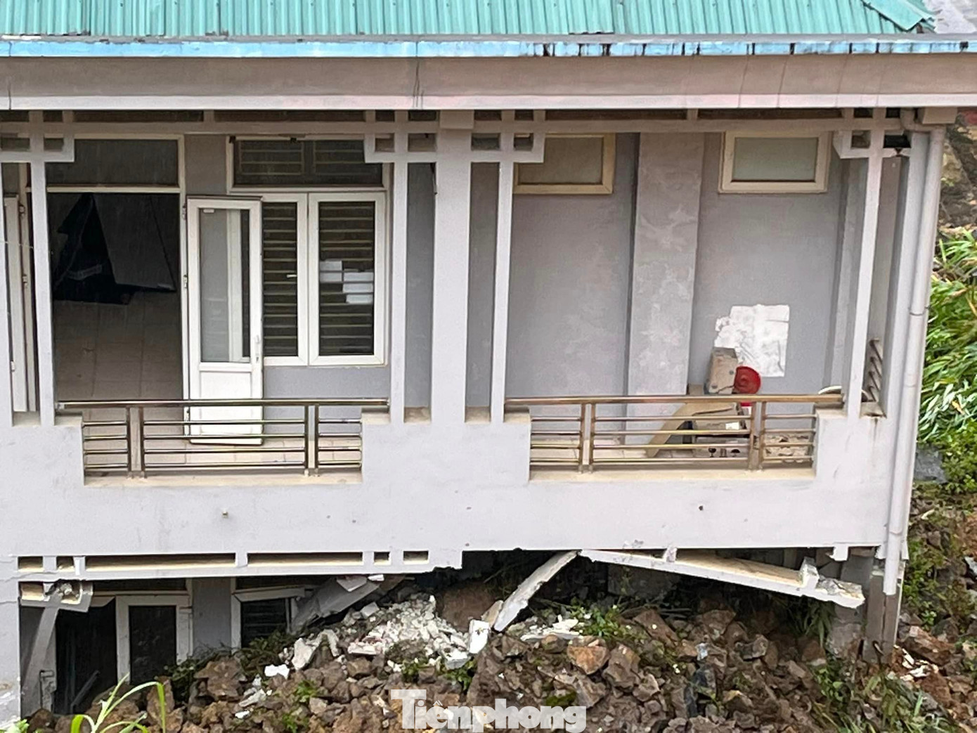 Đến thời điểm hiện tại, huyện Trạm Tấu đang là nơi chịu nhiều thiệt hại nhất về hạ tầng giao thông, sạt lở và gây ách tắc đường đi tại các xã Tà Xi Láng, Bản Mù, Làng Nhì, thị trấn Trạm Tấu.