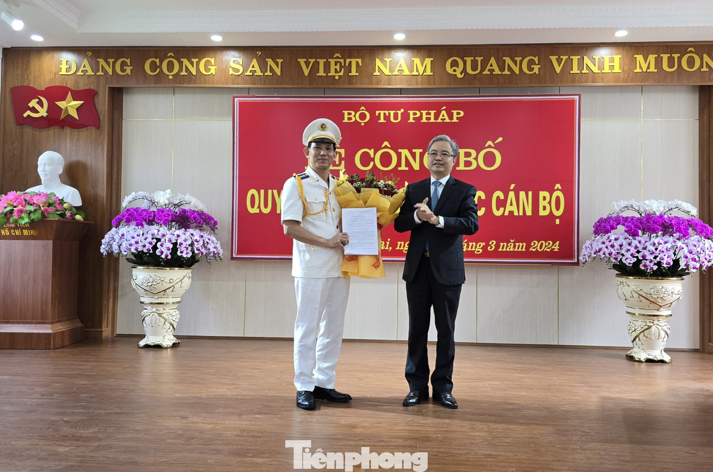 Ông Nguyễn Quang Thái trao quyết định bổ nhiệm Cục trưởng Cục Thi hành án dân sự tỉnh Lào Cai cho ông Đỗ Ngọc Ba. Ông Nguyễn Quang Thái trao quyết định bổ nhiệm Cục trưởng Cục Thi hành án dân sự tỉnh Lào Cai cho ông Đỗ Ngọc Ba.