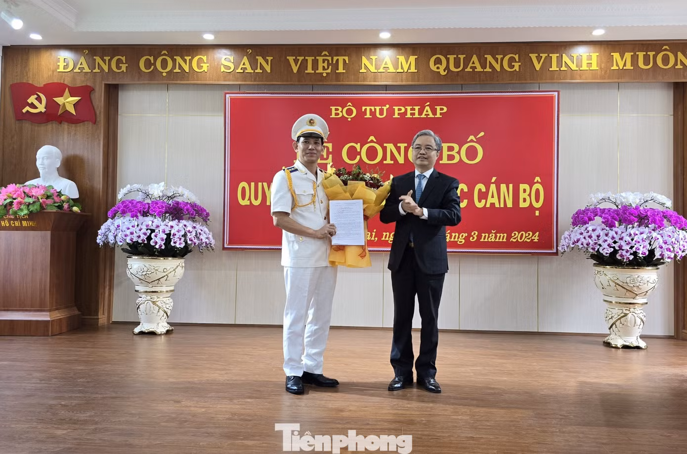 Ông Nguyễn Quang Thái trao quyết định bổ nhiệm Cục trưởng Cục Thi hành án dân sự tỉnh Lào Cai cho ông Đỗ Ngọc Ba.