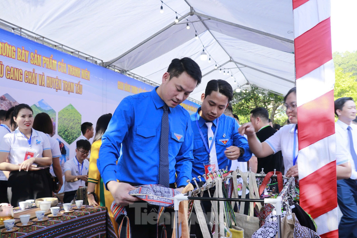 Anh Nguyễn Kim Quy - Phó Chủ tịch Thường trực Trung ương Hội LHTN Việt Nam tham quan các sản phẩm vùng miền. Anh Nguyễn Kim Quy - Phó Chủ tịch Thường trực Trung ương Hội LHTN Việt Nam tham quan các sản phẩm vùng miền.