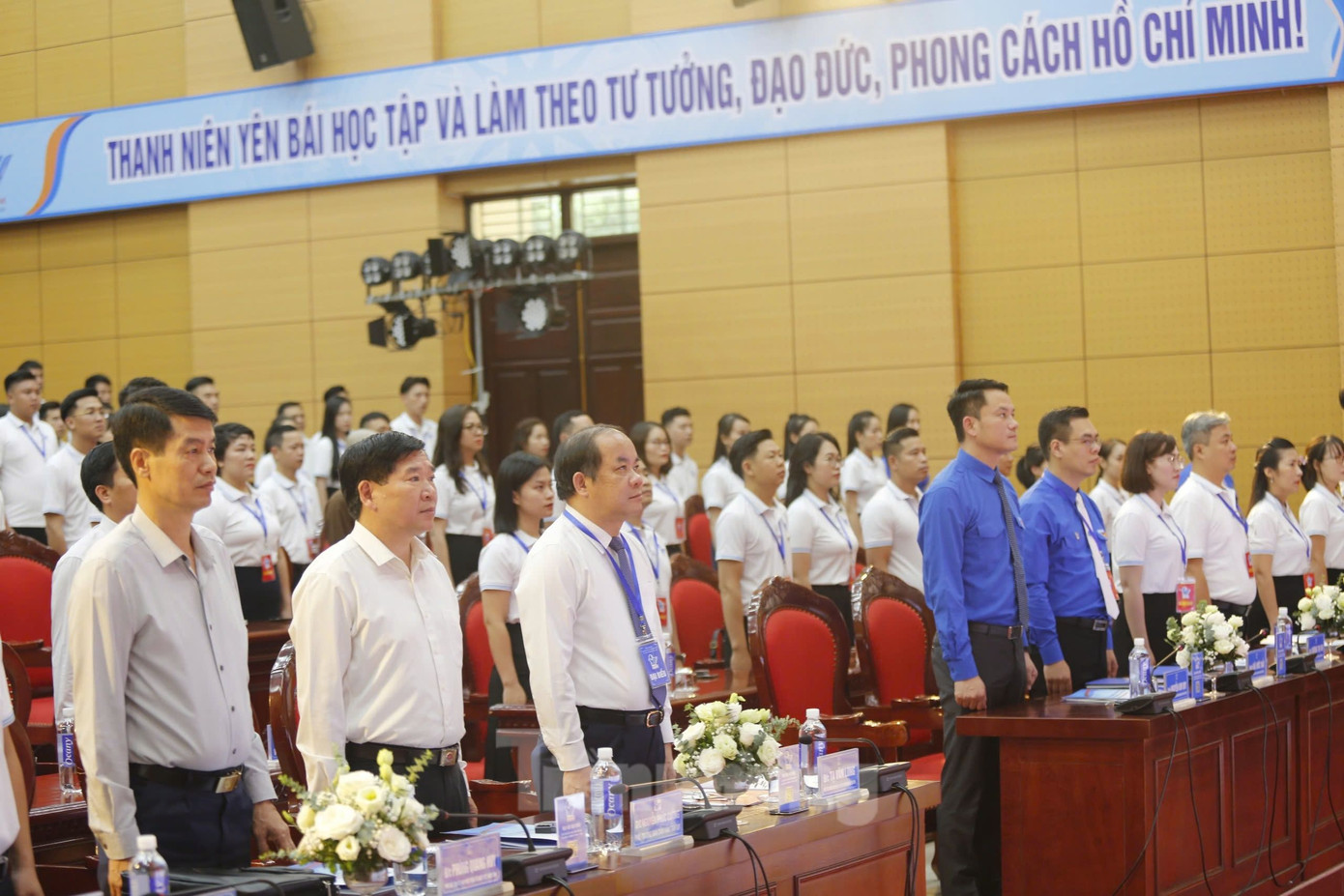 Ngoài ra, 220 đại biểu chính thức là cán bộ, hội viên thanh niên ưu tú đại diện cho gần 185.000 hội viên, thanh niên Yên Bái. Ngoài ra, 220 đại biểu chính thức là cán bộ, hội viên thanh niên ưu tú đại diện cho gần 185.000 hội viên, thanh niên Yên Bái.