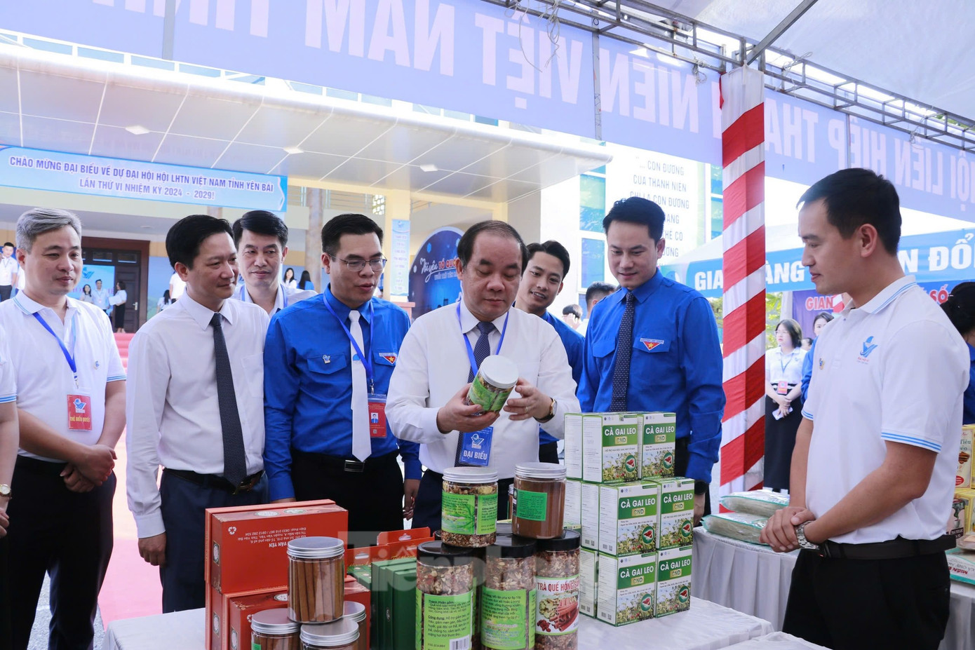 Tại Đại hội, các đại biểu tham quan các gian trưng bày các sản phẩm đặc sắc của các địa phương. Tại Đại hội, các đại biểu tham quan các gian trưng bày các sản phẩm đặc sắc của các địa phương.