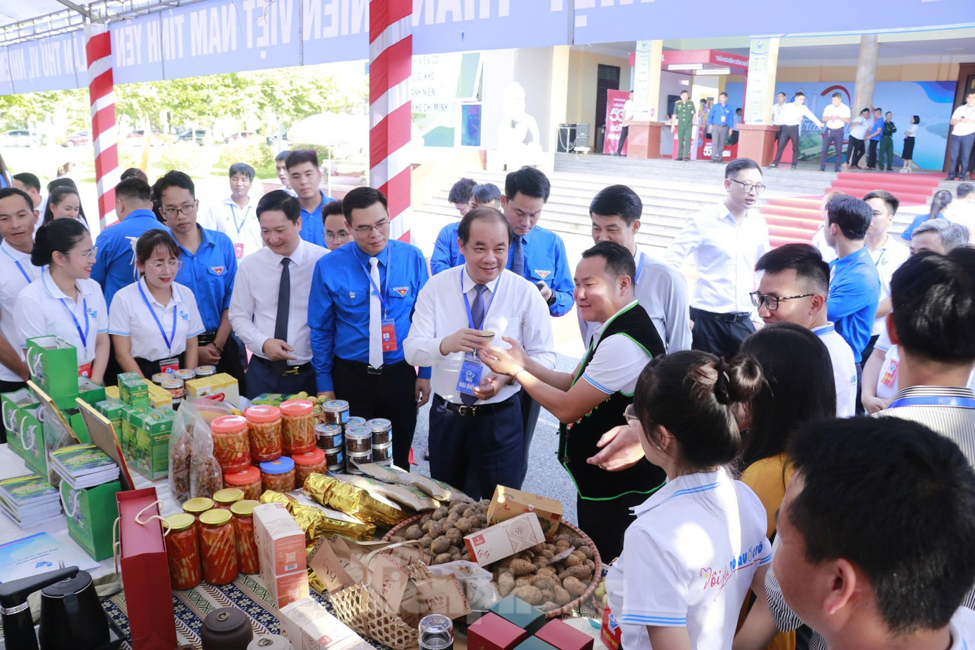Tại Đại hội, các đại biểu tham quan các gian trưng bày các sản phẩm đặc sắc của các địa phương. Tại Đại hội, các đại biểu tham quan các gian trưng bày các sản phẩm đặc sắc của các địa phương.