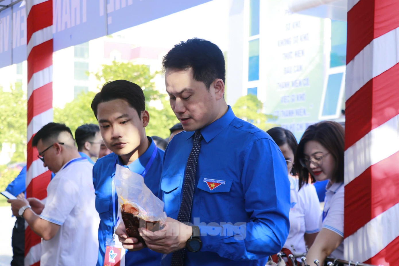 Anh Nguyễn Kim Quy - Phó Chủ tịch Thường trực Trung ương Hội LHTN Việt Nam tham quan các sản phẩm vùng miền. Anh Nguyễn Kim Quy - Phó Chủ tịch Thường trực Trung ương Hội LHTN Việt Nam tham quan các sản phẩm vùng miền.