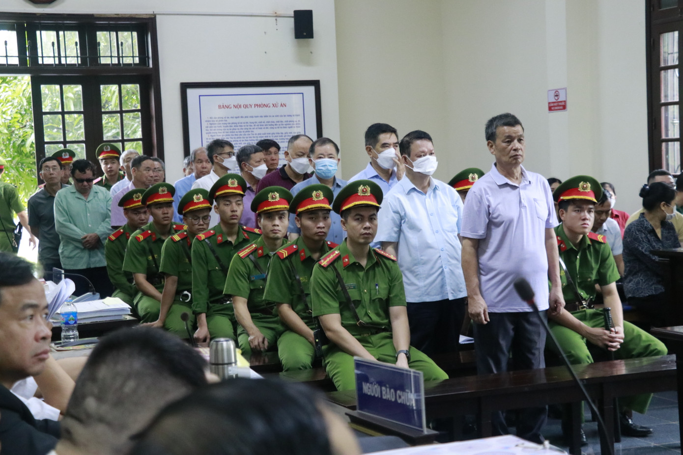 Khoảng 8h30, Chủ tọa phiên tòa tiến hành phần thẩm tra lý lịch các bị cáo.