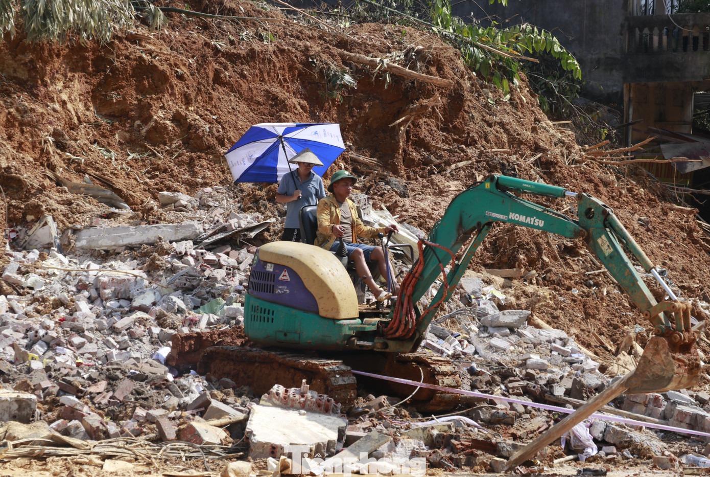 Chị Lê Thị Thu Hương, người dân ở phường Yên Ninh sống dưới vị trí sạt lở cho biết: "Giờ vị trí sạt lở cao khoảng 84m. Ngay từ hôm sạt lở đến nay vợ chồng phải đi ở nhờ người thân. Nay nắng ráo nên tranh thủ về rửa đồ đạc. Không biết bao giờ mới hết sạt lở để về".