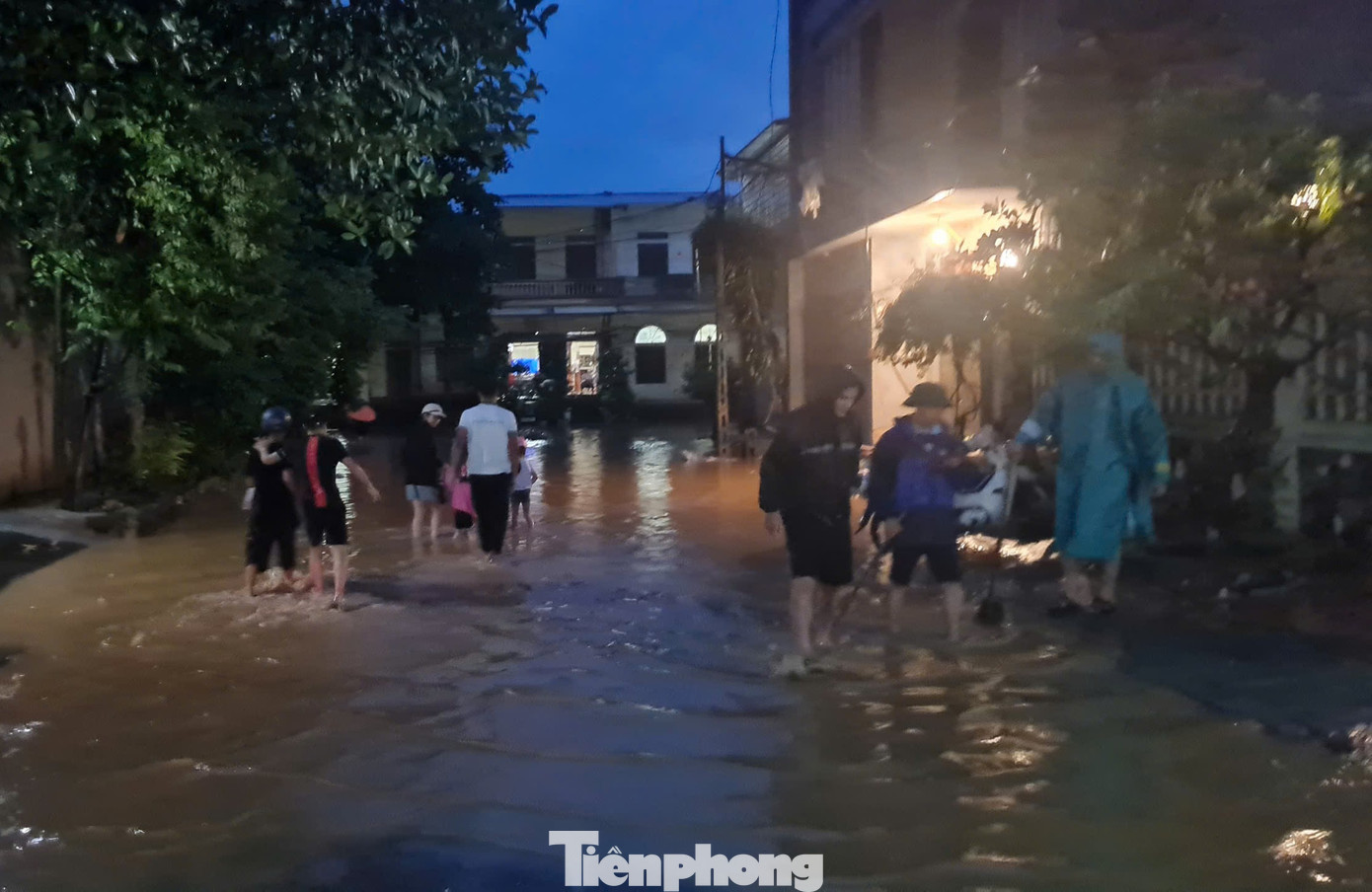 Đến 19h, các hộ dân đang khẩn trương di chuyển đến nơi ở khác an toàn, di chuyển đồ đạc lên tầng cao hơn. Hiện một số hộ dân nước đã tràn vào nhà. Đến 19h, các hộ dân đang khẩn trương di chuyển đến nơi ở khác an toàn, di chuyển đồ đạc lên tầng cao hơn. Hiện một số hộ dân nước đã tràn vào nhà.