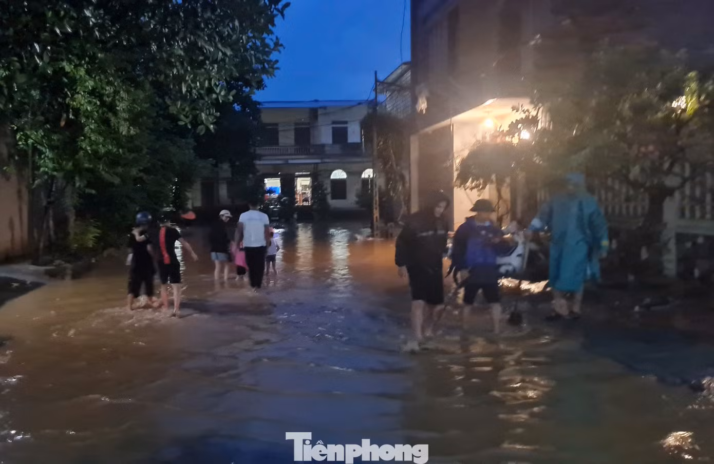 Đến 19h, các hộ dân đang khẩn trương di chuyển đến nơi ở khác an toàn, di chuyển đồ đạc lên tầng cao hơn. Hiện một số hộ dân nước đã tràn vào nhà.