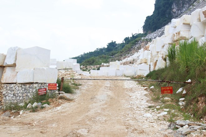 Mỏ đá của Công ty TNHH Xây dựng sản xuất và thương mại dịch vụ Hùng Đại Sơn tại Lục Yên. Mỏ đá của Công ty TNHH Xây dựng sản xuất và thương mại dịch vụ Hùng Đại Sơn tại Lục Yên.