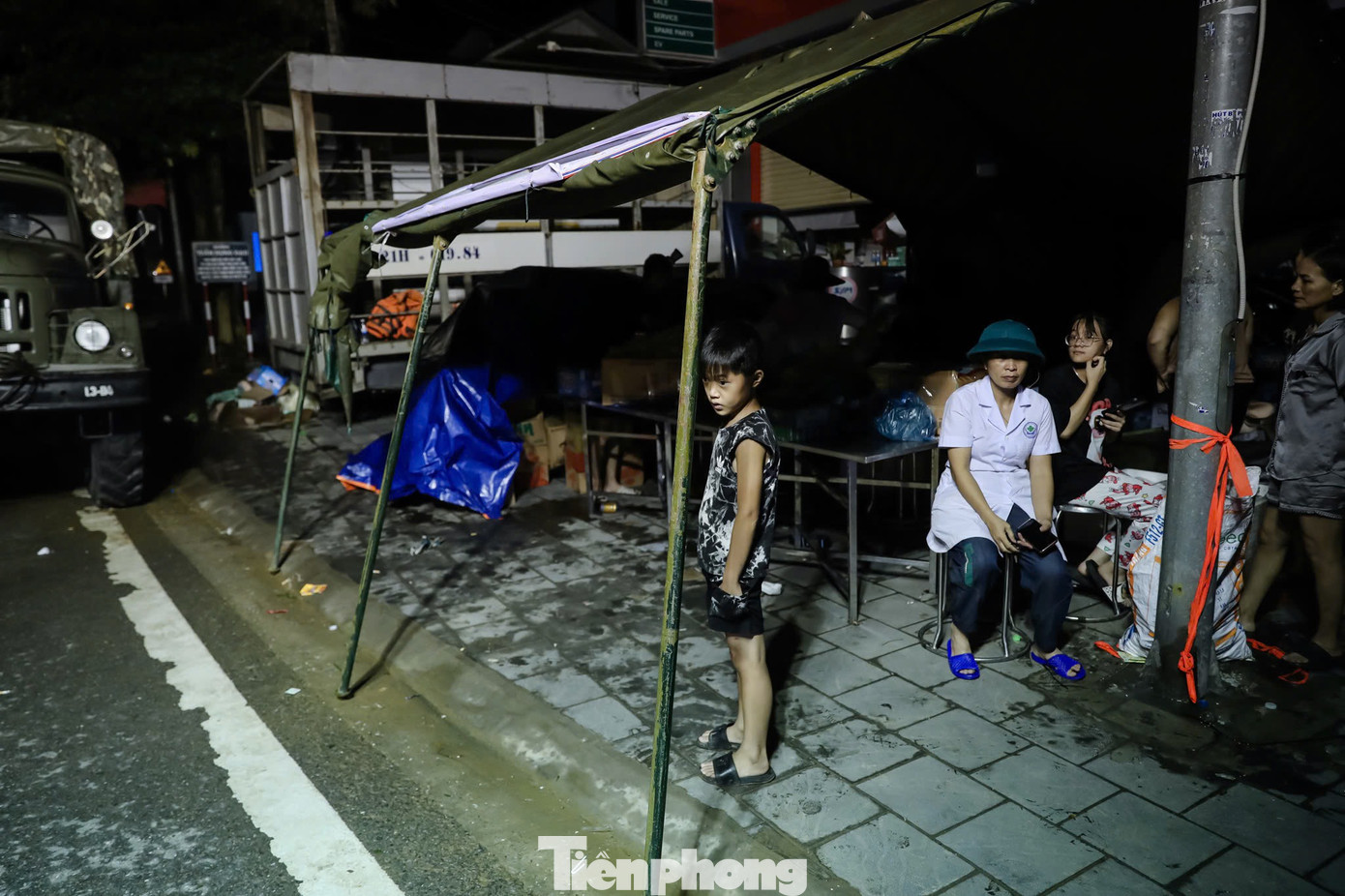 Điểm tiếp nhận đồ cứu trợ và Sở chỉ huy trực chiến của lực lượng chức năng.