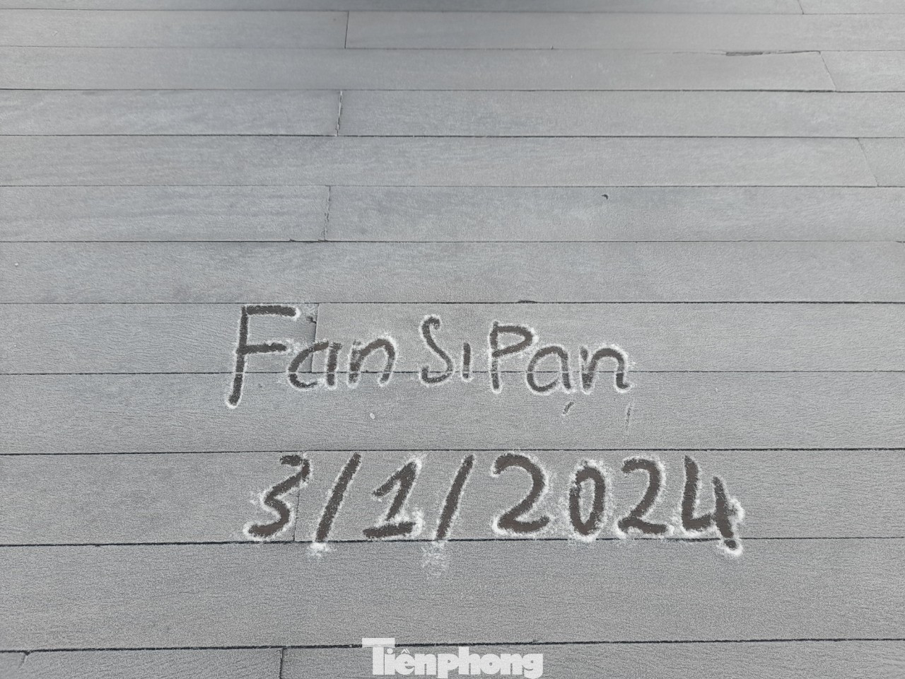 Theo ông Tuấn, đợt sương muối đầu năm 2024 này xuất hiện từ đêm đến sáng sớm ngày 3/1, phủ lớp mỏng trên đường đi, bậc đá lên xuống, sàn gỗ điểm ngắm cảnh trên đỉnh Fansipan...