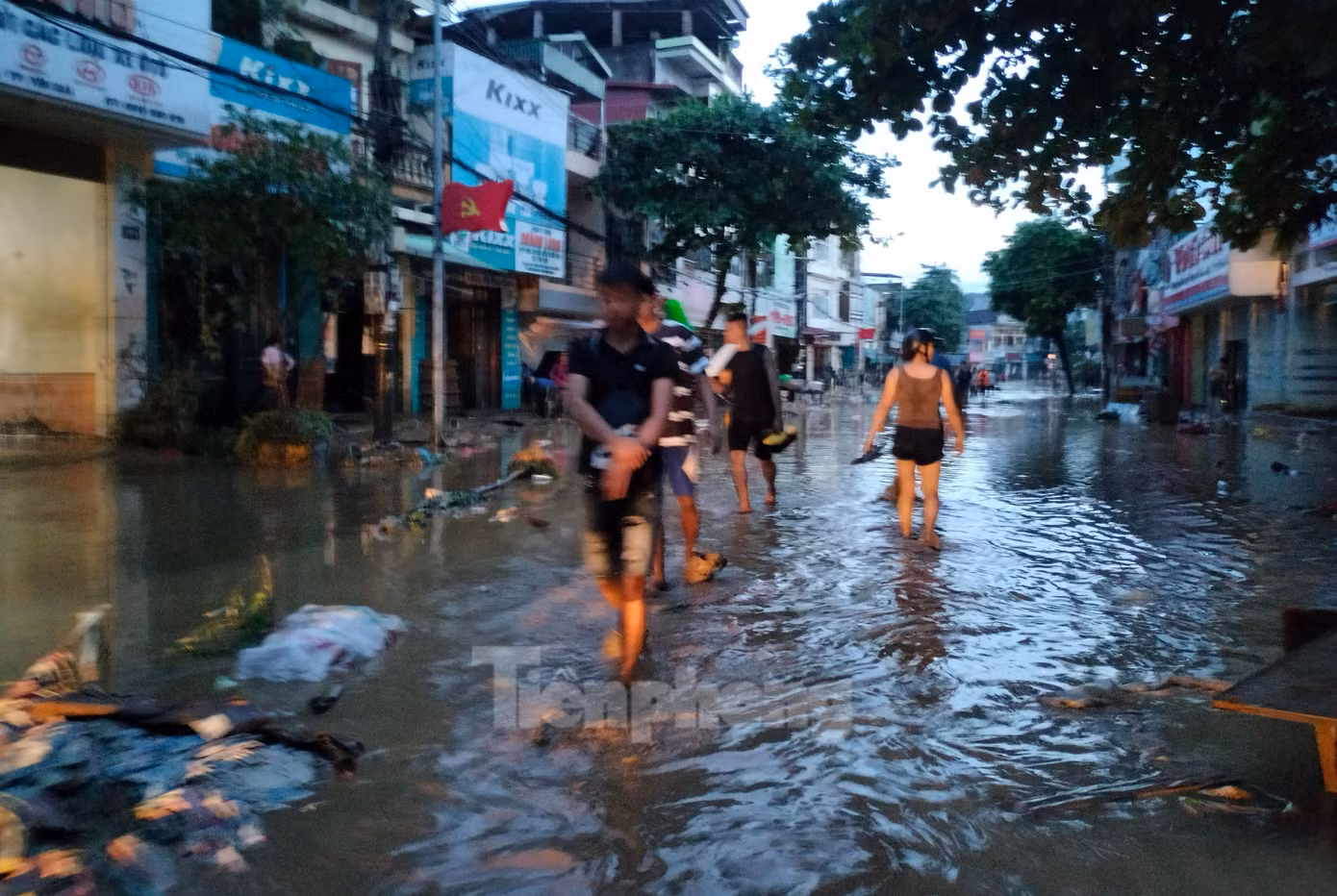 Ông Nguyễn Thanh Miền, ở đường Thanh Niên (phường Hồng Hà, thành phố Yên Bái) chia sẻ, ngay khi biết thông tin nước rút, gia đình đã huy động người thân tranh thủ đến khoắng bùn, đẩy bùn ra khỏi nhà để tránh tình trạng bùn khô, khó dọn dẹp.