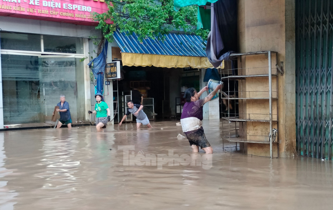 Các hộ dân múc nước, quét dọn, rửa nhà, dọn dẹp vệ sinh nhà, đồ dùng gia đình.