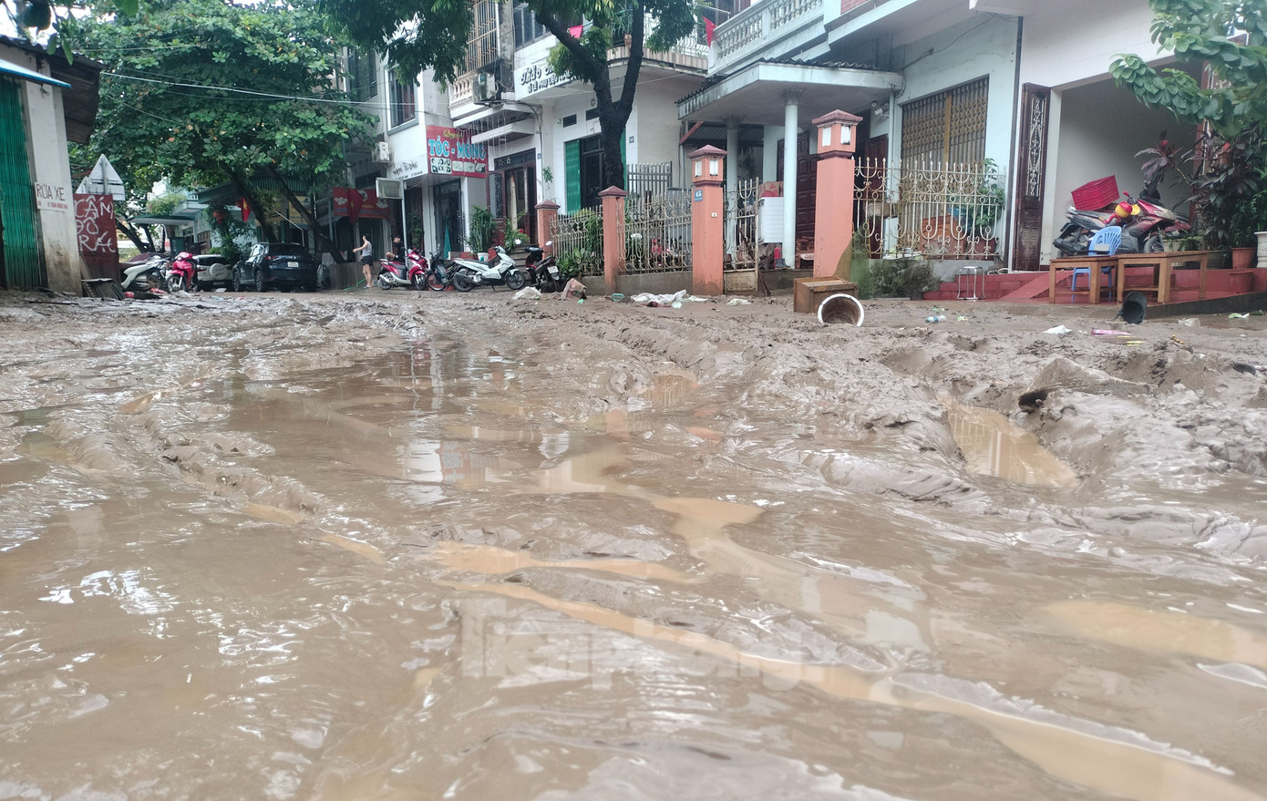 Theo ghi nhận của phóng viên báo Tiền Phong, ngày 11/9, mực nước trên sông Hồng giảm sâu. Các điểm ngập lụt tại thành phố Yên Bái nước cũng đã rút.