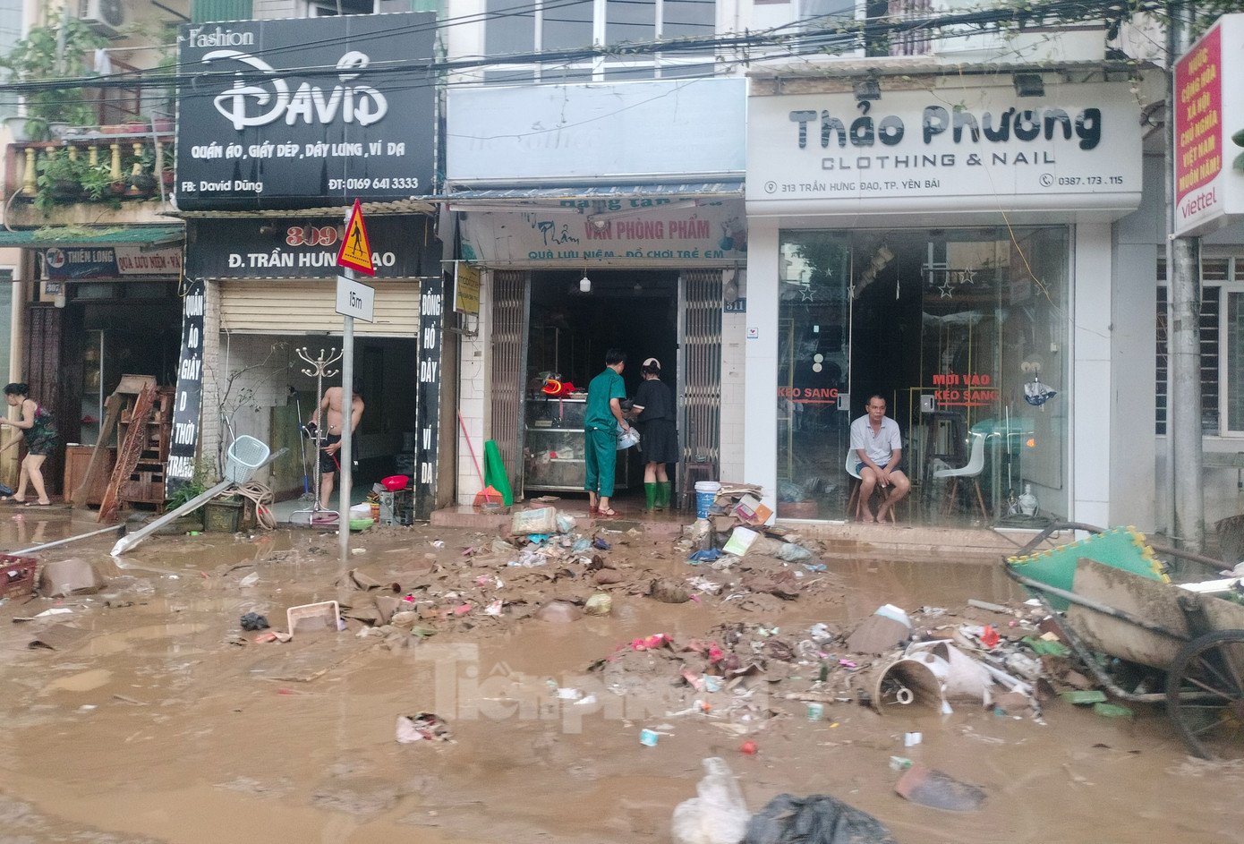 Đến 17h ngày 11/9, nước giảm mạnh, hiện chỉ còn một số điểm nước ngập, điểm sâu nhất dưới 1 mét.