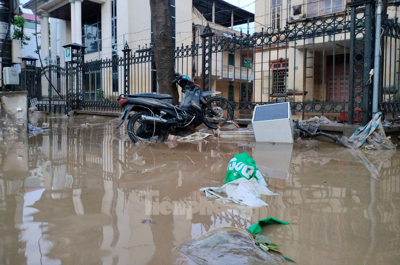 Thời điểm PV có mặt, khu vực đường Trần Hưng Đạo nhiều vật dụng, đồ dùng người dân không kịp di dời vẫn mắc kẹt.