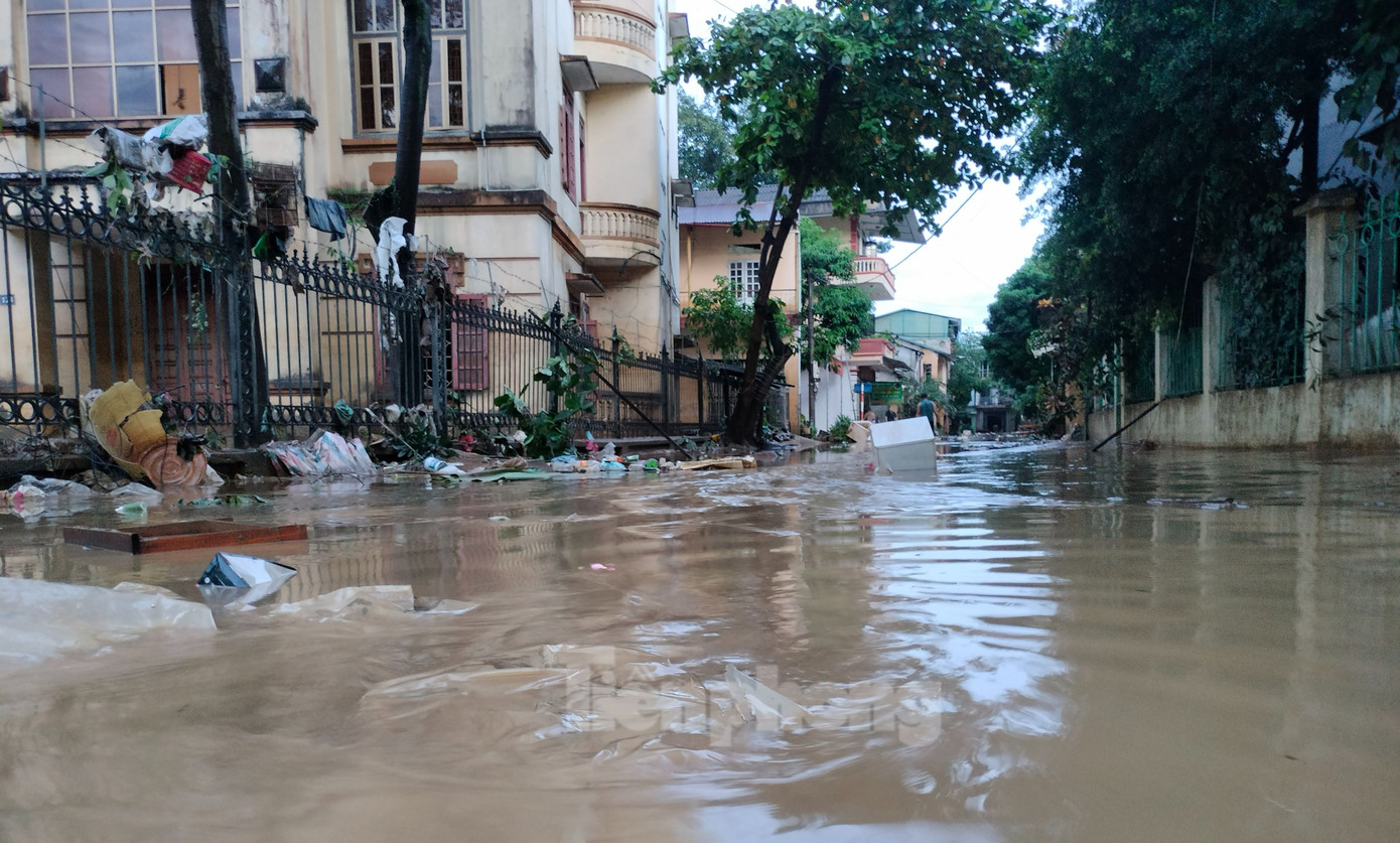 Các tuyến đường nhánh, đường Thanh Niên, đường bờ kè sông Hồng, nước cùng bùn đất dù đã rút mạnh nhưng vẫn ngập từ 1 -1, 5m.