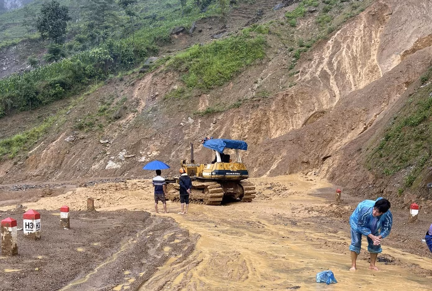Ngoài ra, mưa lũ cũng làm hư hại 9 ngôi nhà gồm: 4 nhà bị nước ngập tại Hoàng Su Phì; 1 nhà bị sập hoàn toàn, 2 nhà bị đất đá sạt lở vào nhà tại Xín Mần; 2 nhà bị sập hoàn toàn tại Vị Xuyên. Trong ảnh: Lực lượng chức năng khẩn trương khắc phục một số điểm sạt lở do mưa lớn. Ngoài ra, mưa lũ cũng làm hư hại 9 ngôi nhà gồm: 4 nhà bị nước ngập tại Hoàng Su Phì; 1 nhà bị sập hoàn toàn, 2 nhà bị đất đá sạt lở vào nhà tại Xín Mần; 2 nhà bị sập hoàn toàn tại Vị Xuyên. Trong ảnh: Lực lượng chức năng khẩn trương khắc phục một số điểm sạt lở do mưa lớn.