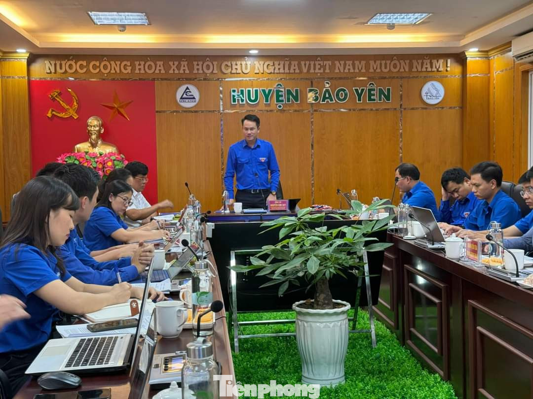 Anh Nguyễn Kim Quy chủ trì buổi kiểm tra công tác Đoàn và Chiến dịch Thanh niên tình nguyện hè tại Lào Cai. Anh Nguyễn Kim Quy chủ trì buổi kiểm tra công tác Đoàn và Chiến dịch Thanh niên tình nguyện hè tại Lào Cai.