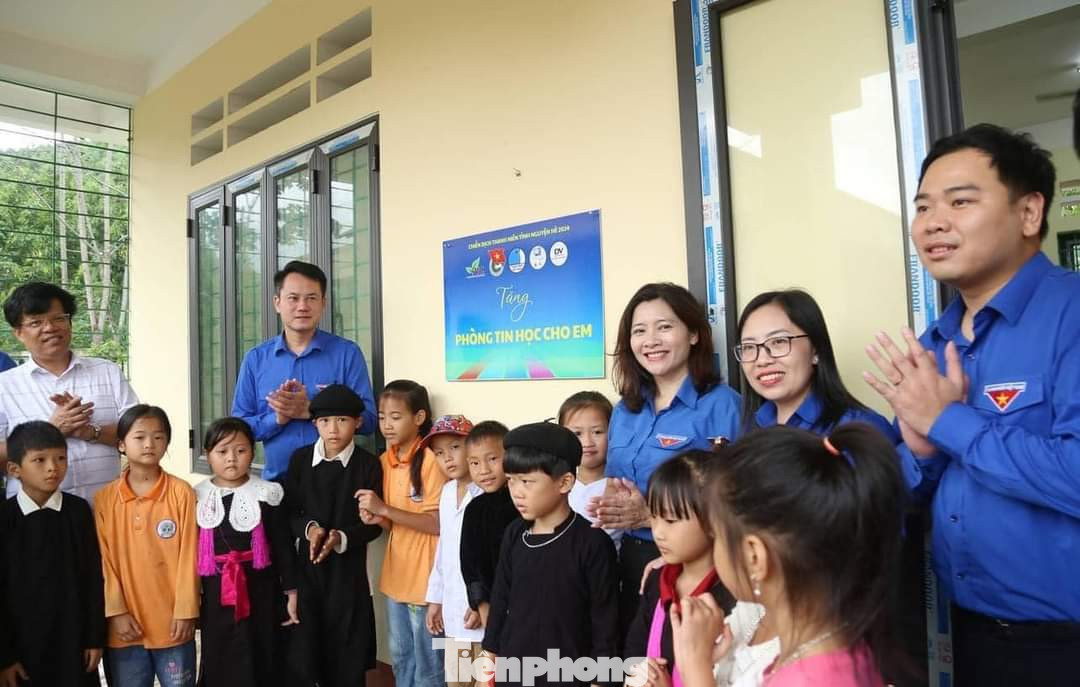 Đoàn công tác khánh thành và trao tặng công trình "Phòng tin học cho em" tại Trường tiểu học Tân Dương, xã Tân Dương, huyện Bảo Yên. Đoàn công tác khánh thành và trao tặng công trình "Phòng tin học cho em" tại Trường tiểu học Tân Dương, xã Tân Dương, huyện Bảo Yên.