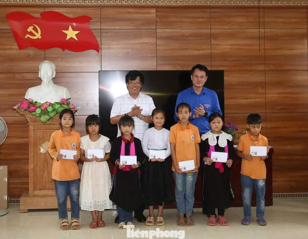 Đoàn kiểm tra cùng lãnh đạo tỉnh Lào Cai trao học bổng cho học sinh Trường tiểu học Tân Dương. Đoàn kiểm tra cùng lãnh đạo tỉnh Lào Cai trao học bổng cho học sinh Trường tiểu học Tân Dương.