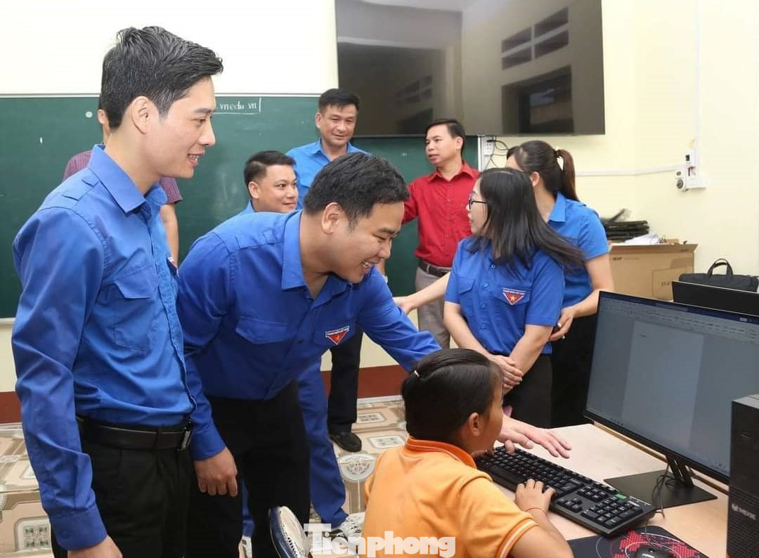 Đoàn kiểm tra trao tặng phòng tin học cho em cho trường tiểu học Tân Dương, xã Tân Dương, huyện Bảo Yên. Đoàn kiểm tra trao tặng phòng tin học cho em cho trường tiểu học Tân Dương, xã Tân Dương, huyện Bảo Yên.