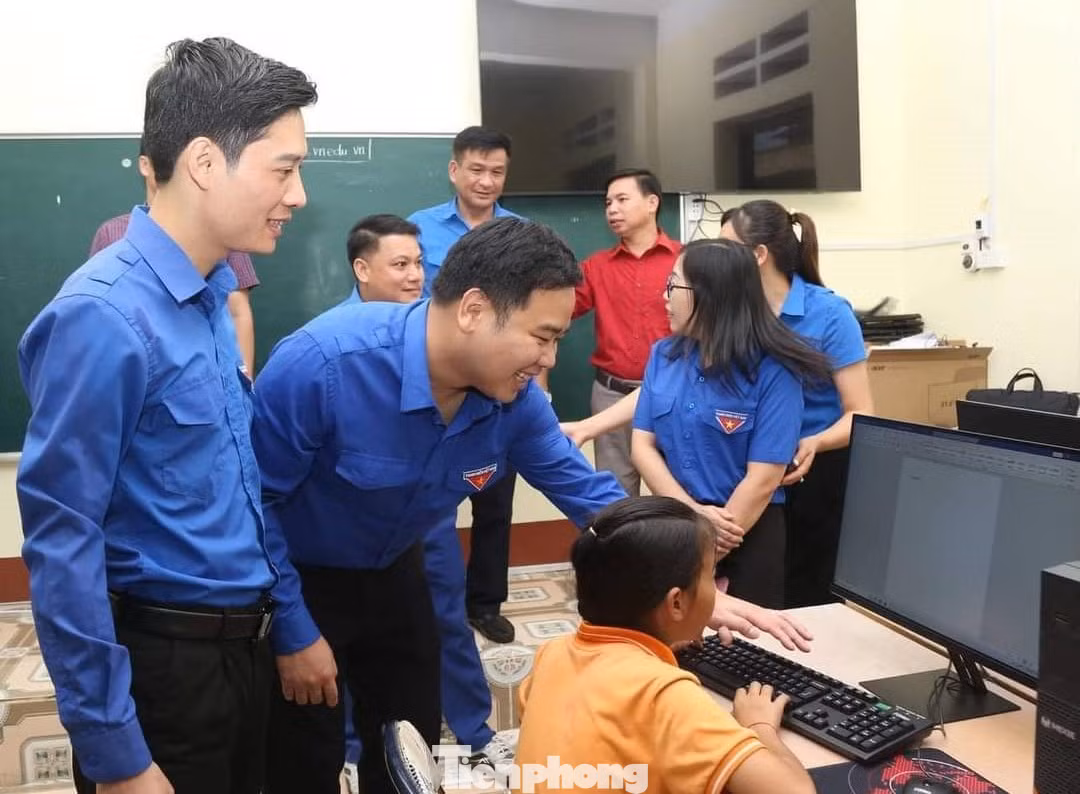 Đoàn kiểm tra trao tặng phòng tin học cho em cho trường tiểu học Tân Dương, xã Tân Dương, huyện Bảo Yên.