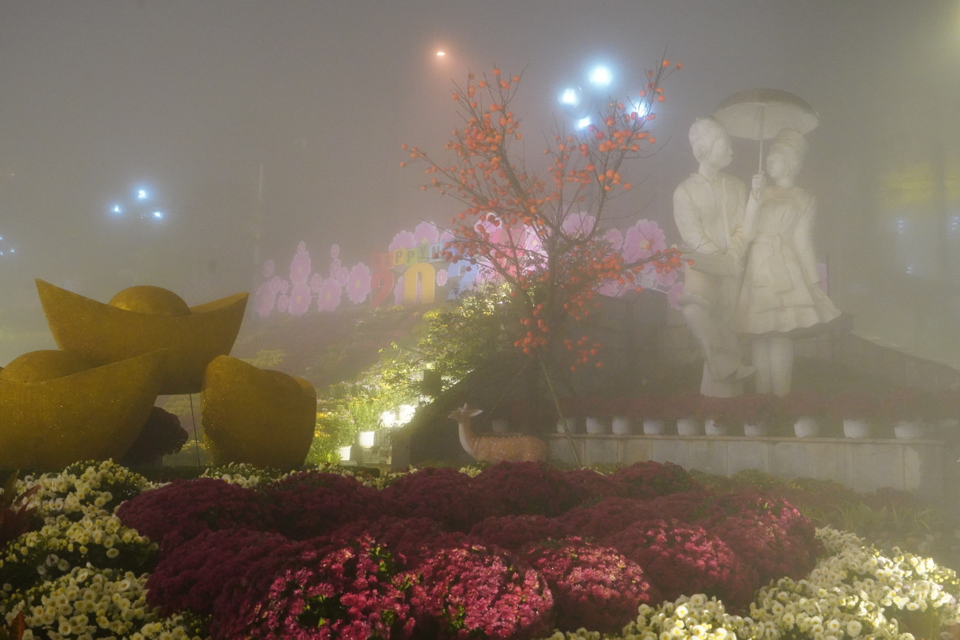 Tối 31/12, theo ghi nhận của phóng viên, trên địa bàn thị xã Sa Pa thời tiết giảm sâu, rét đậm, nhiệt độ tại trung tâm giảm xuống dưới 10 độ C, kèm theo mưa phùn và sương mù dày đặc. Tối 31/12, theo ghi nhận của phóng viên, trên địa bàn thị xã Sa Pa thời tiết giảm sâu, rét đậm, nhiệt độ tại trung tâm giảm xuống dưới 10 độ C, kèm theo mưa phùn và sương mù dày đặc.