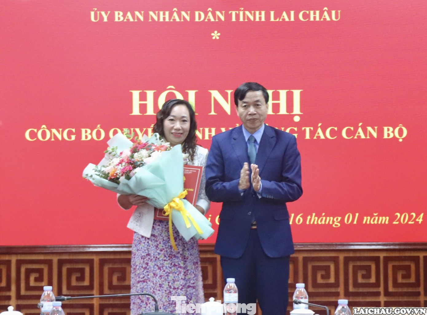 Chủ tịch UBND tỉnh Lai Châu Lê Văn Lương trao quyết định và tặng hoa chúc mừng bà Ngô Thị Bích Hạnh. Chủ tịch UBND tỉnh Lai Châu Lê Văn Lương trao quyết định và tặng hoa chúc mừng bà Ngô Thị Bích Hạnh.