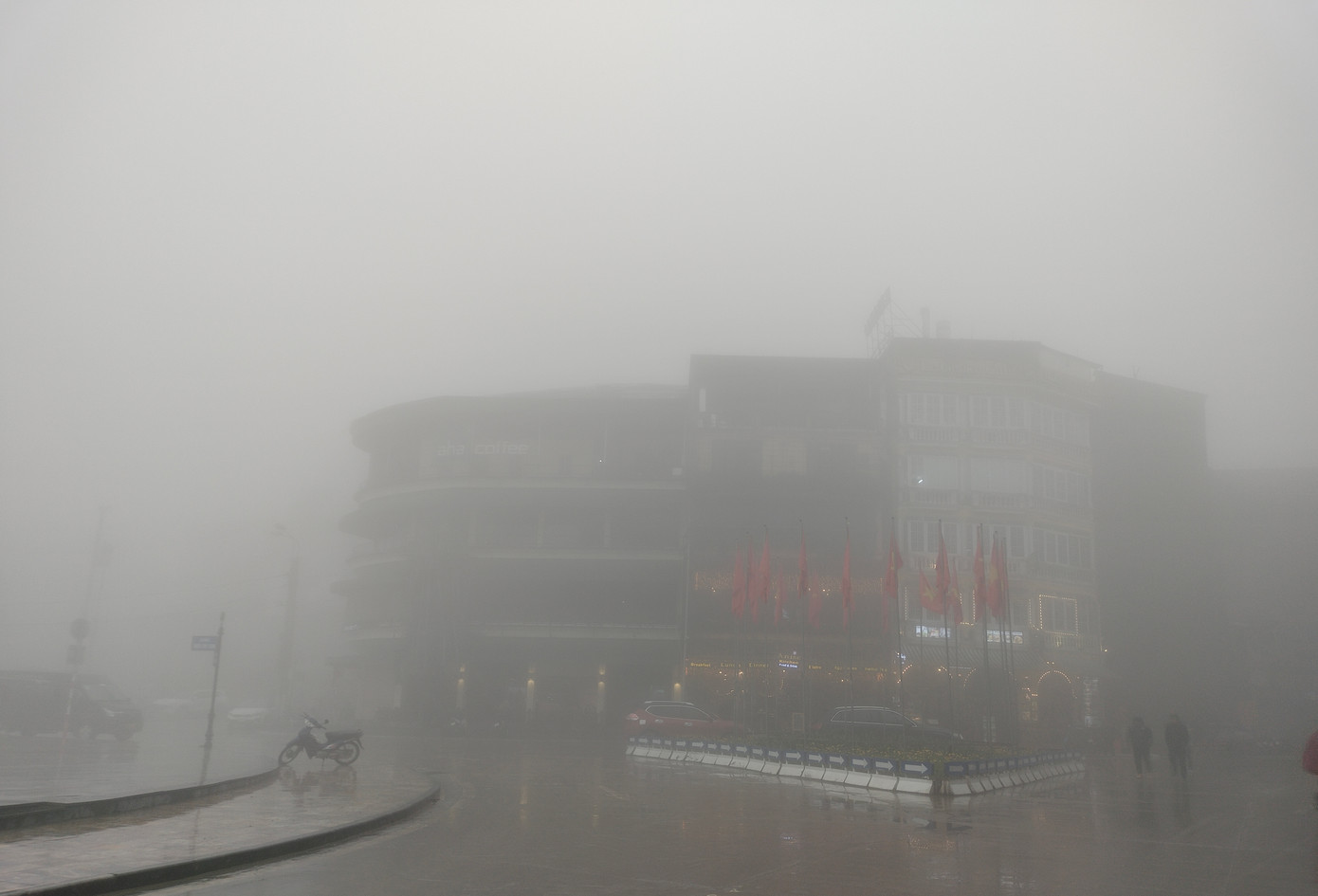 Các hoạt động bắt đầu từ ngày 20/12 đến hết kỳ nghỉ Tết dương lịch, du khách sẽ được trải nghiệm không gian mùa giáng sinh, tuyết rơi lung linh với cây thông khổng lồ cùng hộp quà, tuần lộc, xe trượt tuyết, ông già Noel tại Công viên Văn hóa các dân tộc Sa Pa...