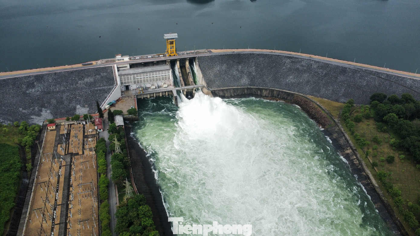 Thủy điện Thác Bà xả lũ khiến gần 60 hộ gia đình và cơ sở sản xuất gỗ trên địa bàn huyện Yên Bình bị ngập úng.