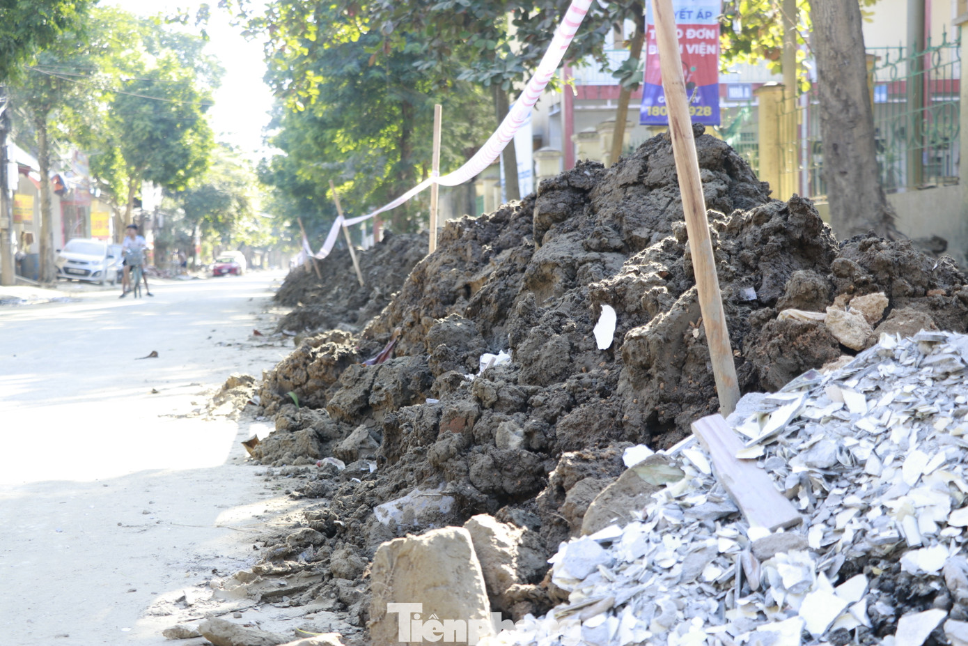Tại đường Thanh Niên, phường Hồng Hà - nơi rốn lũ của thành phố Yên Bái, các hộ gia đình vẫn đang dọn dẹp nhà cửa, bùn đất chất đống trước cửa nhà, những cống rãnh được cậy nắp để khơi thông, đường lởm chởm những rãnh, vũng được đào lên để nạo vét bùn thải.