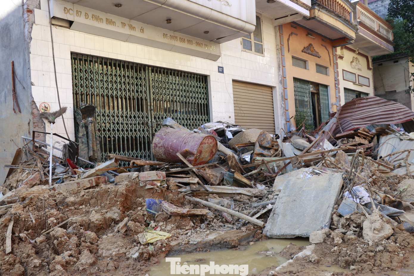 Đã một tháng kể từ khi thành phố Yên Bái chìm trong biển nước, hiện nhiều tuyến phố, nhà dân, cửa hàng... vẫn ngổn ngang trong rác thải, bùn đất.