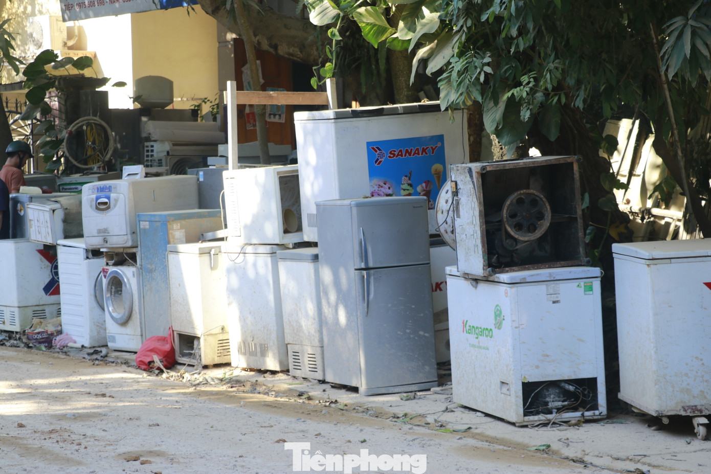 Gia đình đi vay mượn khắp nơi, thế chấp ngân hàng lấy tiền thuê máy móc về san gạt đất sau đồi, chỉ mong sao xong sớm để về sửa chữa nhà, bà Quỳnh cho biết thêm.