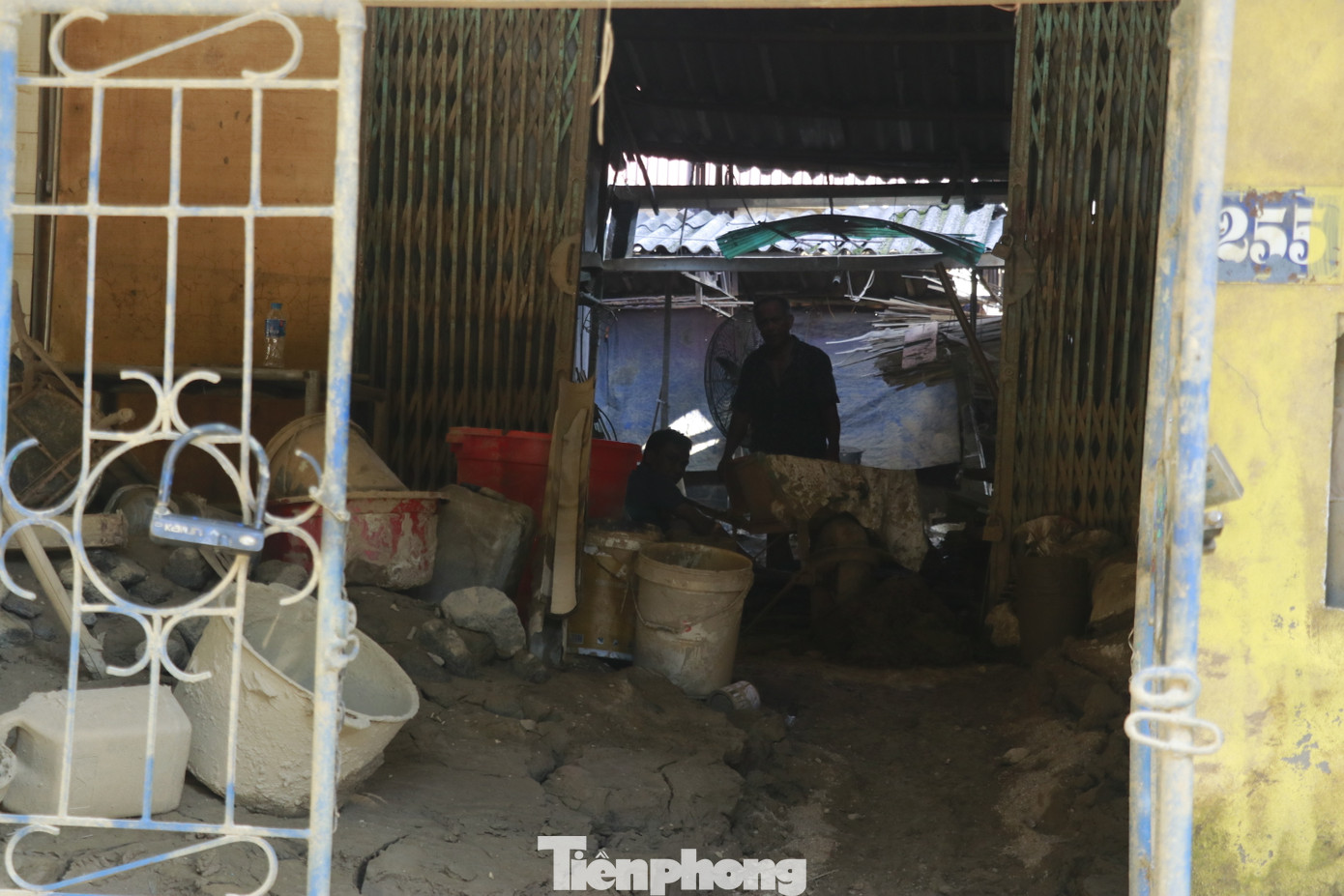 Tại đường Thanh Niên, phường Hồng Hà - nơi rốn lũ của thành phố Yên Bái, các hộ gia đình vẫn đang dọn dẹp nhà cửa, bùn đất chất đống trước cửa nhà, những cống rãnh được cậy nắp để khơi thông, đường lởm chởm những rãnh, vũng được đào lên để nạo vét bùn thải.